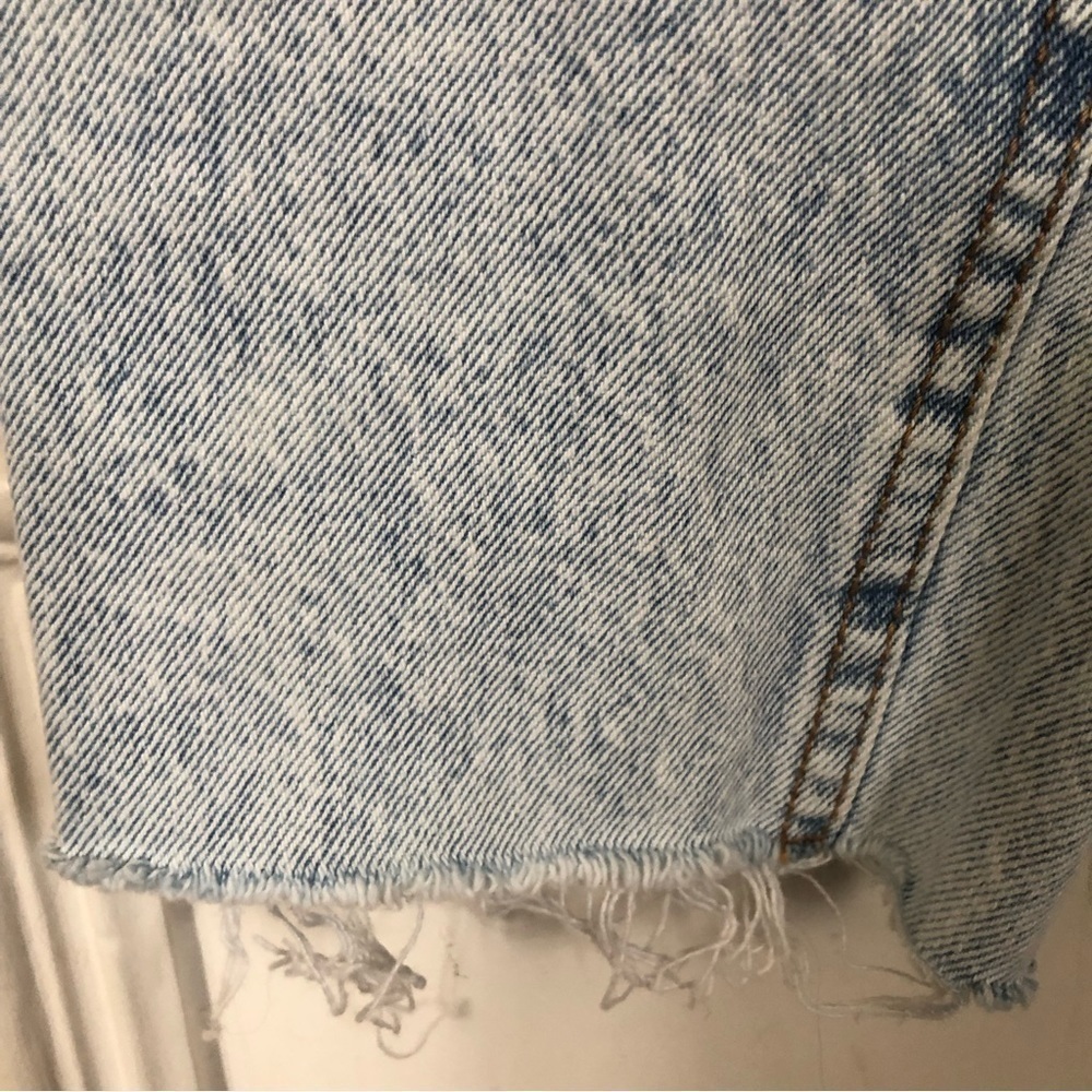 High Rise High Waist Light Wash Distressed Mom Jeans Size 26 - Picture 13 of 16